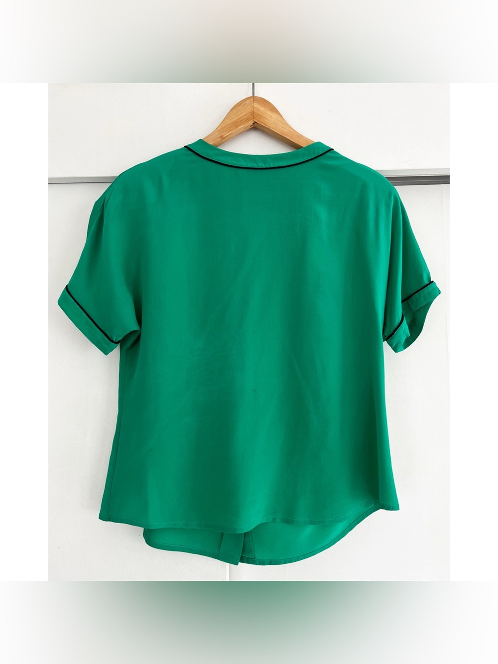 Vintage Early 90s 100% Silk Kelly Green Back Button Blouse Small
